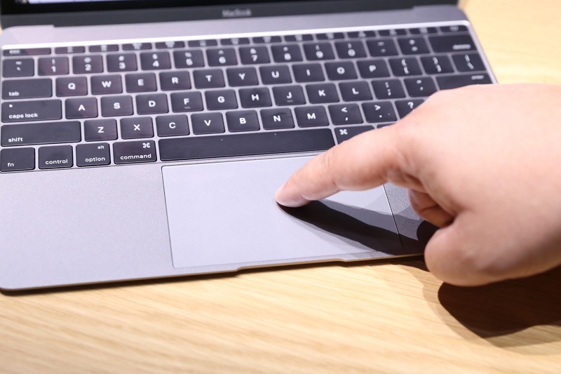 Những mặt hại khi không dán trackpad cho Macbook