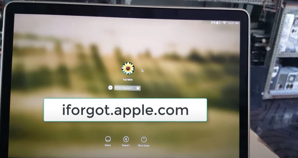 Macbook bị dính iCloud cần làm gì?