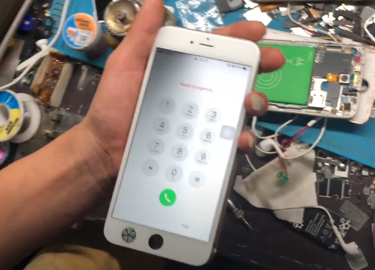 Có nên thay màn hình iPhone bị đen 1 góc?