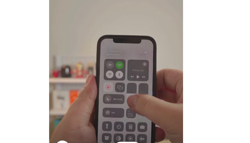 Giảm độ sáng màn hình khắc phục màn hình iPhone bị giật