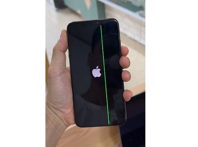 Màn hình iPhone bị sọc xanh có ảnh hưởng không?
