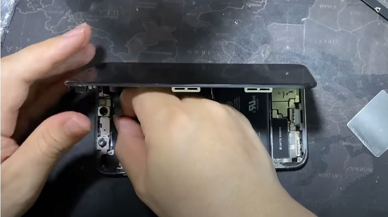 Khắc phục màn hình iPhone bị sọc xanh bằng cách thay màn hình