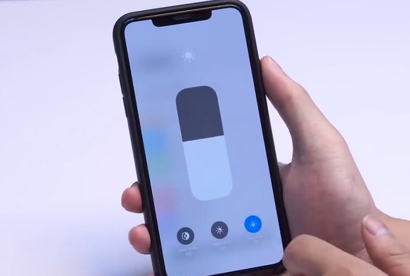 iPhone 11 Pro Max bị nóng máy do sử dụng dưới ánh nắng và nhiệt độ ngoài trời cao