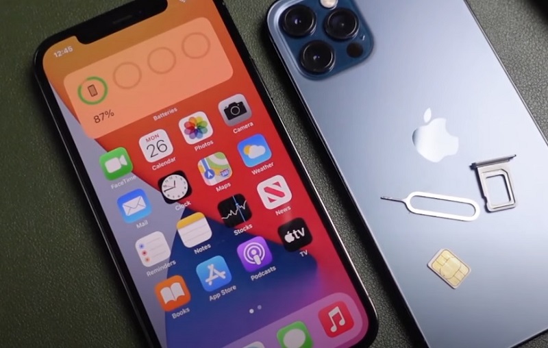 Xử lý khi iPhone bị nước vào màn hình bằng cách tháo SIM ra khỏi máy