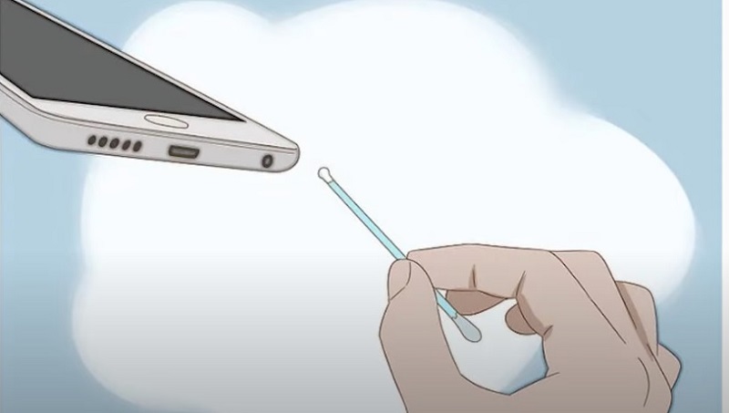 Xử lý khi iPhone bị nước vào màn hình bằng cách lau cổng sạc cẩn thận