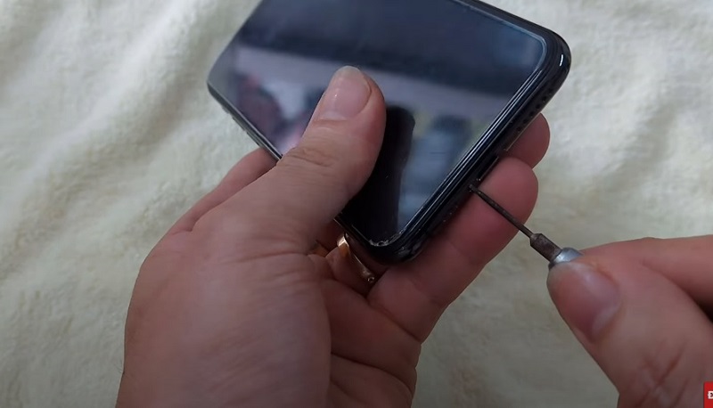 Khắc phục iPhone X bị hở viền màn hình bằng cách dán lại lớp keo màn hình bị bong