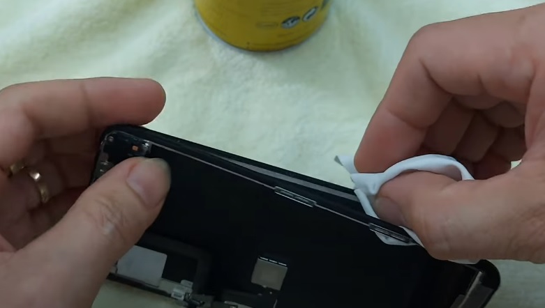 Khắc phục iPhone X bị hở viền màn hình bằng cách dán lại lớp keo màn hình bị bong