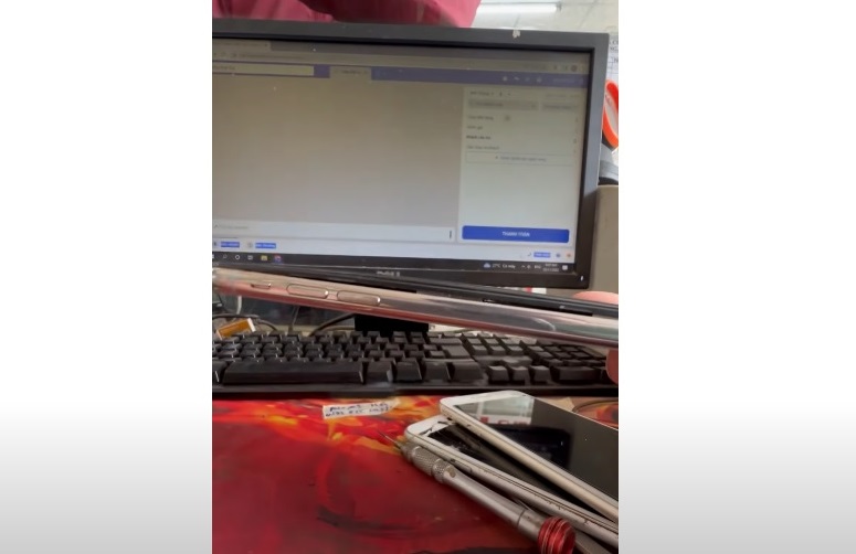 Khắc phục iPhone X bị hở viền màn hình bằng cách thay pin bị phồng