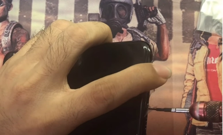 Khác phục iPhone XS Max bị vỡ màn hình bằng cách thay màn hình