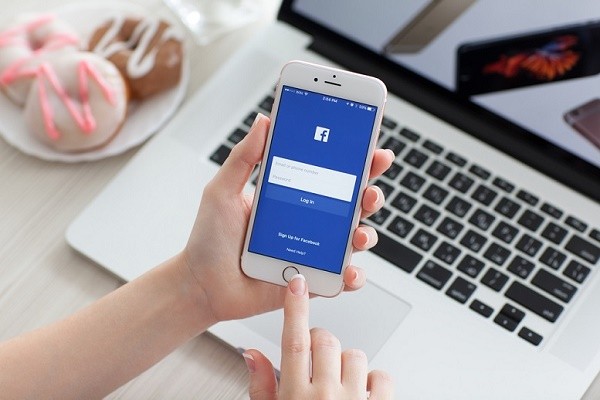 Tình trạng vào Facebook bị văng ra trên iPhone hiện nay