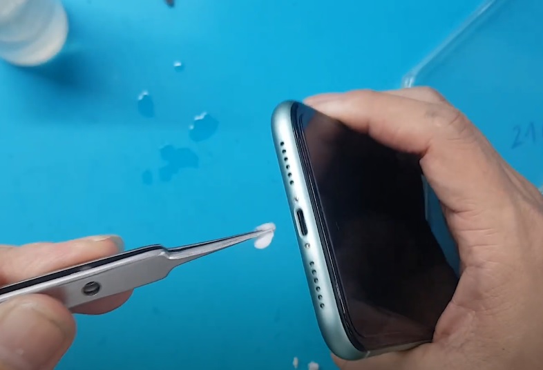 Khắc phục iPhone không nhận tai nghe lightning bằng cách Vệ sinh chân cắm jack, chân tai nghe