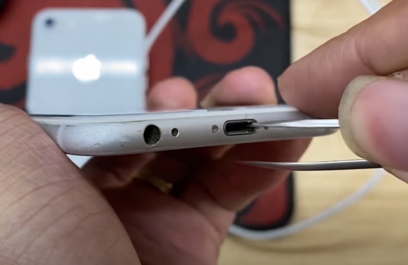 Khắc phục điện thoại sạc không vào pin bằng cách vệ sinh cổng sạc, jack sạc, nguồn sạc