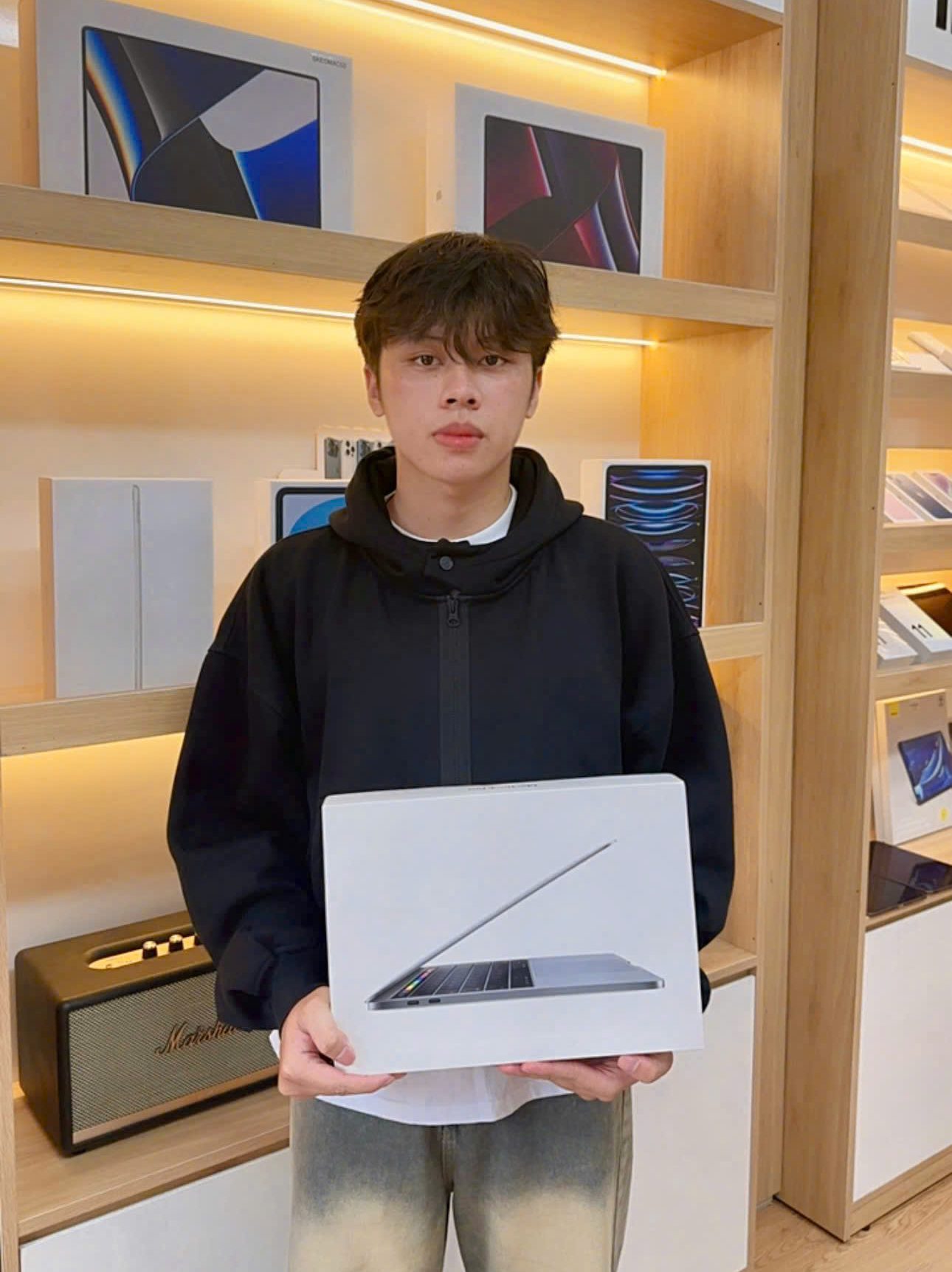 Hình ảnh khách hàng sử dụng dịch vụ thu mua Macbook tại Tuấn Apple 