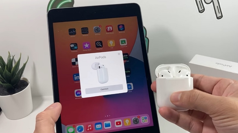 Tắt chế độ tai nghe trên iPad bằng cách kết nối với tai nghe khác hoặc loa
