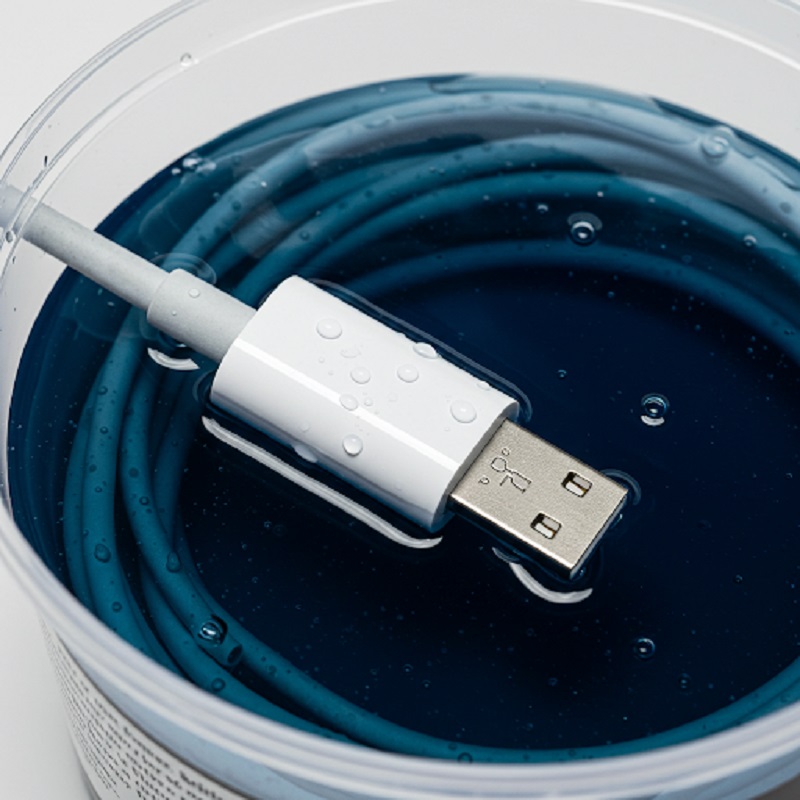 bảo vệ dây sạc Macbook Bước 3: Nhúng nhẹ phần dây (không bao gồm hai đầu cắm) vào dung dịch vừa pha, không ngâm quá 60 giây để tránh ảnh hưởng đến lớp nhựa bọc bên ngoài