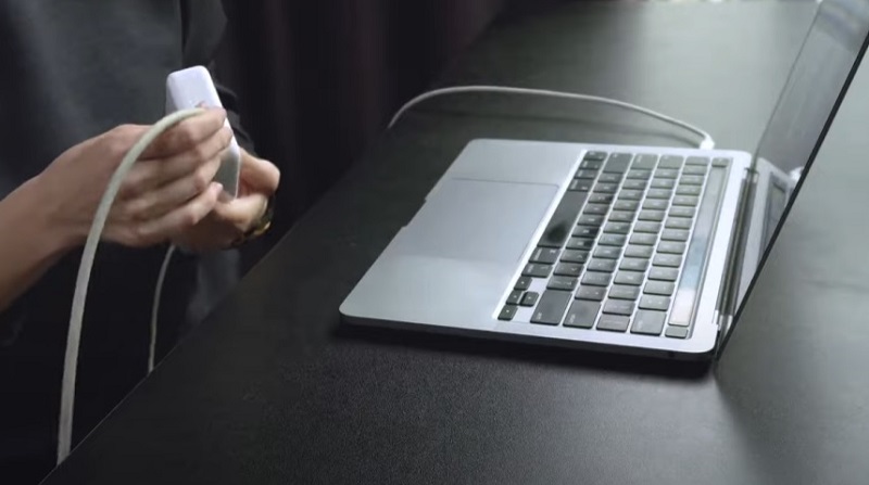 Khắc phục tình trạng Macbook bị nóng bằng cách không nên sử dụng sạc bị lỗi