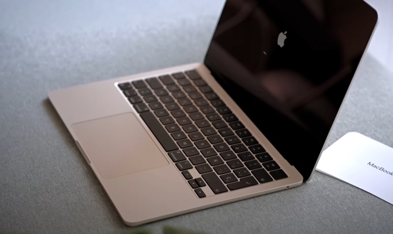 Khắc phục tình trạng Macbook bị nóng bằng cách không đặt lên bề mặt mềm