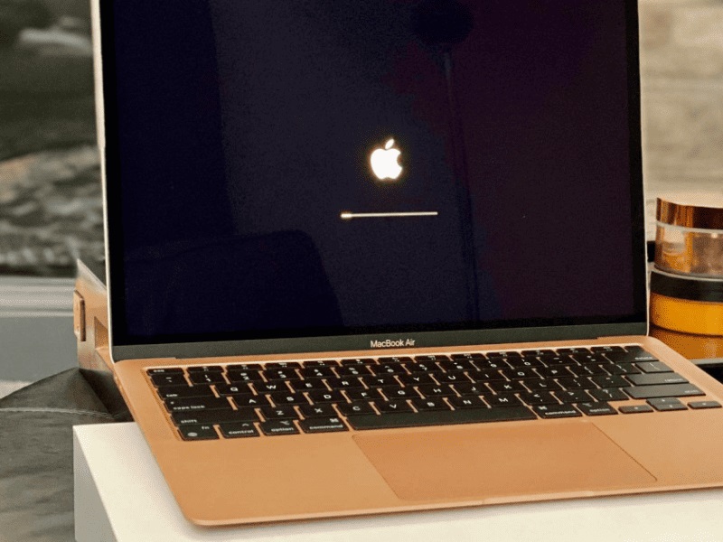 Macbook bị treo khi mở máy