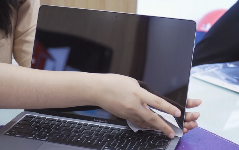 Sửa lỗi Macbook không lên màn hình bằng cách vệ sinh Macbook