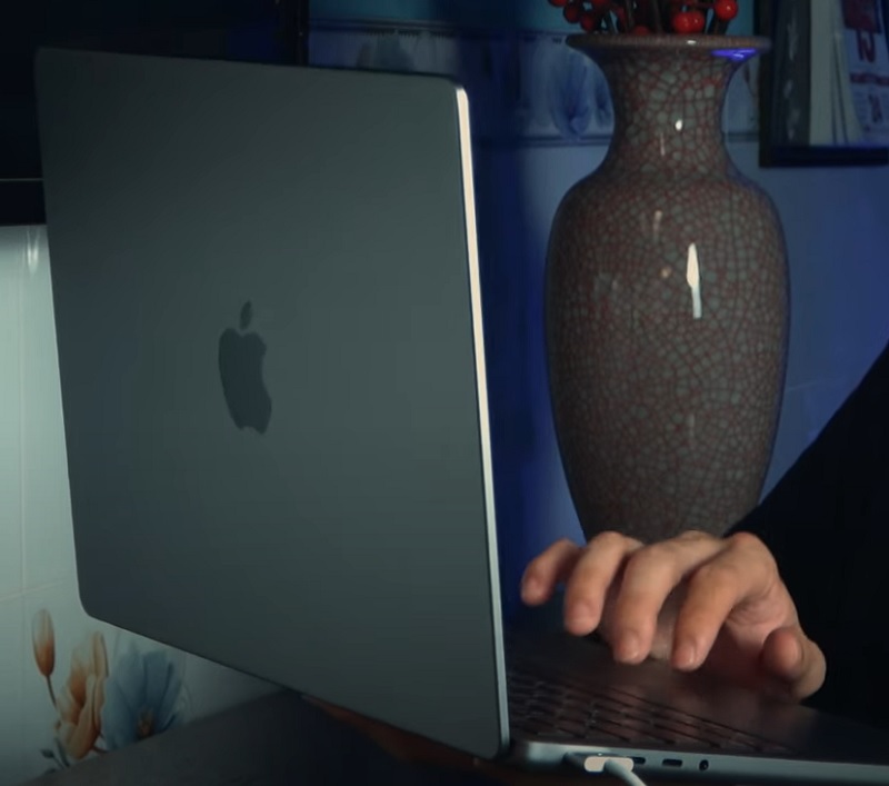 Sạc MacBook qua đêm có sao không?