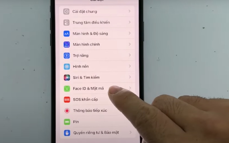 Vào Cài đặt, chọn Face ID &amp; Mật mã hoặc Touch ID &amp; Mật mã tùy theo loại iPhone.