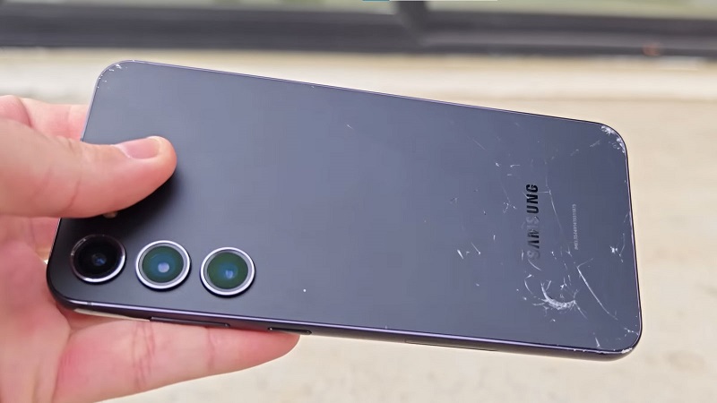 Rơi điện thoại xuống đất có sao không?