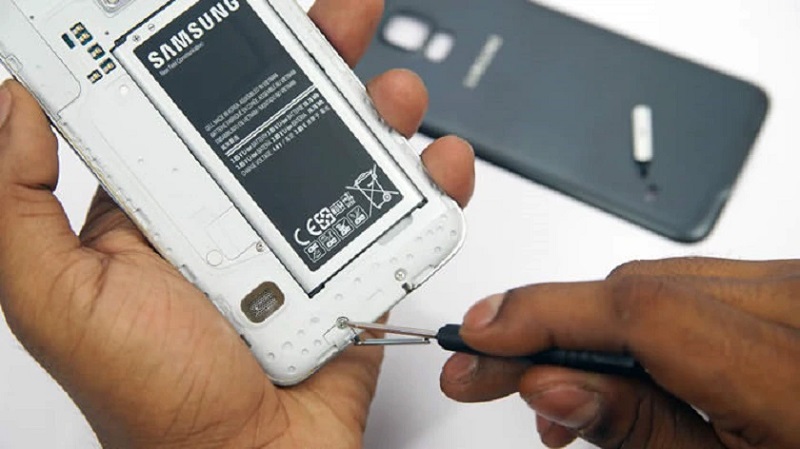 Rơi điện thoại xuống đất có sao không?