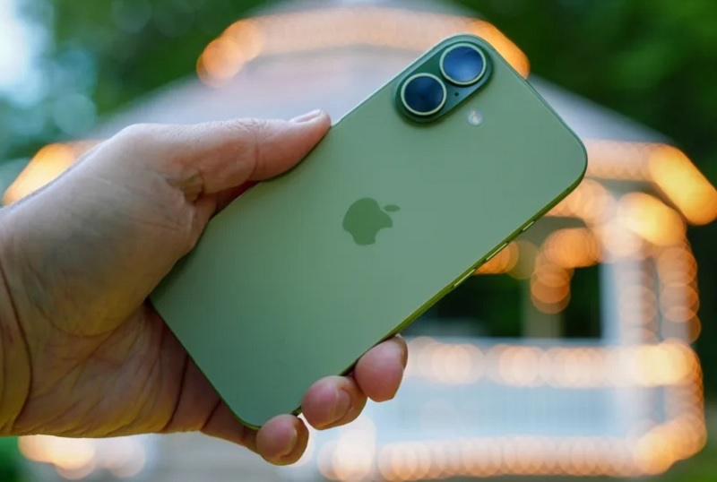 Có nên mua iPhone 17 xanh lá xô thơm không?